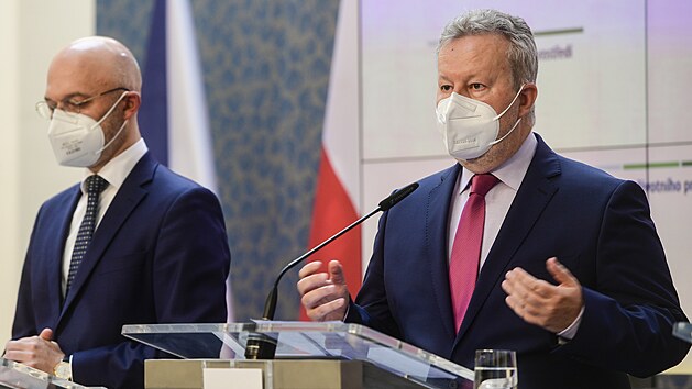 Ministr ivotnho prosted Richard Brabec a polsk ministr pro klima a ivotn prosted Michal Kurtyka vystoupili na tiskov konferenci k zahjen bilaterlnch jednn o mezivldn dohod ohledn tby v hndouhelnm dole Turw. (17. ervna 2021)