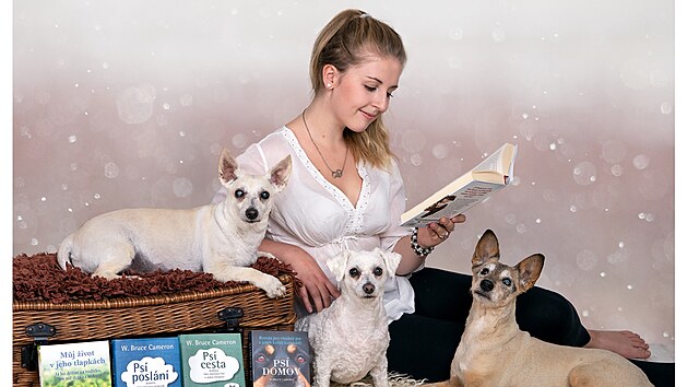 Irena Teplá kromě četby miluje i psy. Výtěžek z přeprodaných knih věnuje opakovaně psím útulkům.