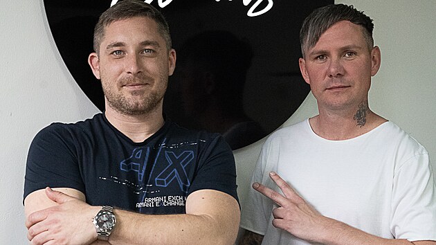 Petr Hudlk (vlevo) a Petr Polek v Brn oteveli kolu zamenou na elektronickou hudebn produkci a prci ddej. Elmus je prvn svho druhu na Morav.