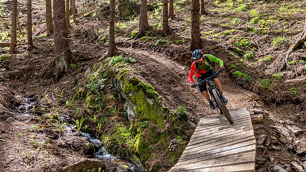 Spolek dol sportu vybudoval pro bikery v lesch a na svazch u Vru na Bysticku u dva traily neboli ternn stezky s klopenmi zatkami, devnmi lvkami a adrenalinovmi skoky.