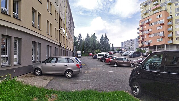 Kdo se někdy v Jihlavě vypravil na krajské policejní ředitelství, na polikliniku či do nemocnice autem, ten dobře ví, že největším oříškem je zde parkování. Situaci by měl výrazně zlepšit parkovací dům na místě současného parkoviště vedle policejní budovy.