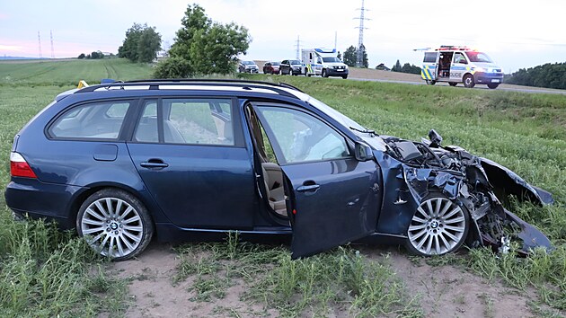 Při úterní tragické nehodě u Svatého Kříže narazil mladý řidič BMW zezadu do menší toyoty. Že zřejmě nejel předpisových 70 kilometrů v hodině, dávají tušit snímky jeho poničeného vozu, který po nárazu zůstal daleko v poli.