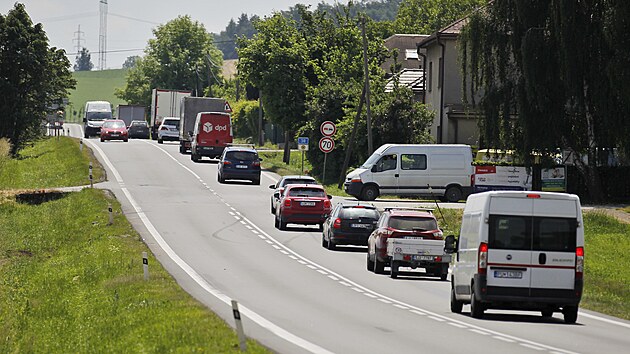 Nebezpen kiovatka ve Svatm Ki, kde za poslednch pt tdn zemeli hned ti lid. Havlkobrodsk radnice, SD i policie peml, jak ji upravit, ne ji nahrad velk kruhov objezd.