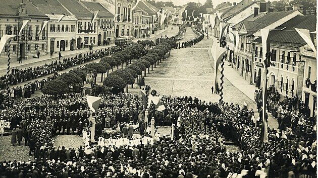 Když 17. června 1928 zavítal prezident T.G. Masaryk na Horácko, v Bystřici nad Pernštejnem na něj čekaly davy lidí. Připravená byla tribuna a slavobrány, vyzváněly kostelní zvony. Kolem pódia se postavili zástupci hasičů, sokolů, legionáři nebo školáci s praporky a kytičkami.