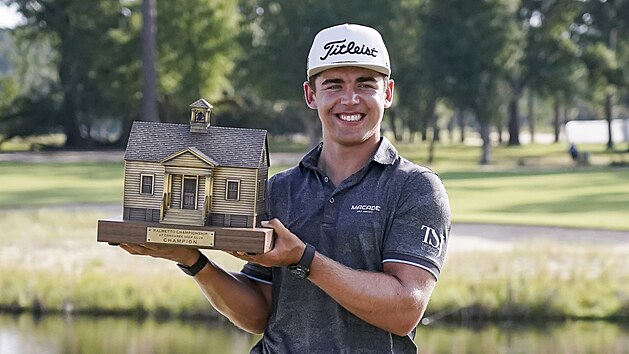 Garrick Higgo s trofej pro vtze turnaje Palmetto Championship v Ridgelandu.