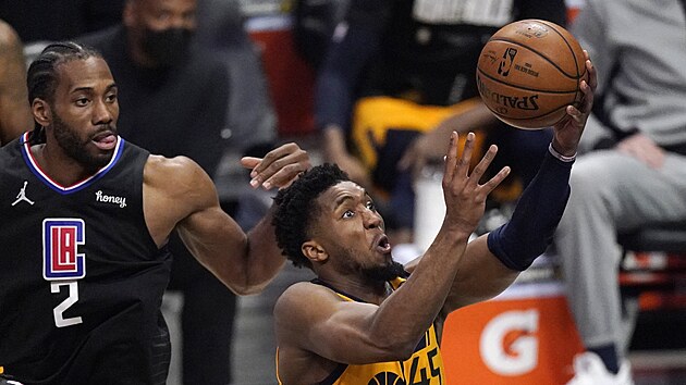 Donovan Mitchell z Utah Jazz zakonuje v utkn proti Los Angeles Clippers.