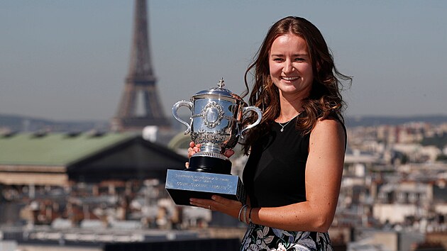 Barbora Krejkov v paskch kulisch s trofej pro vtzku Roland Garros.