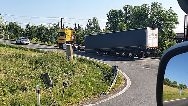 Uvolněný přívěs kamionu zablokoval frekventovanou silnici u Třince.