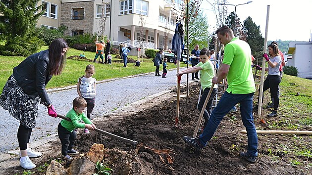 Skupinky dobrovolníků se zapojily do komunitního sázení stromů v Luhačovicích (květen 2021).