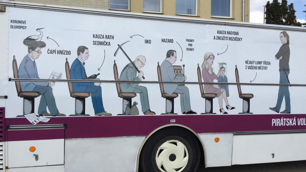 Volebn autobus Pirt. U slov Hazard a Padky pro vojky je karikatura Miroslava Kalouska.