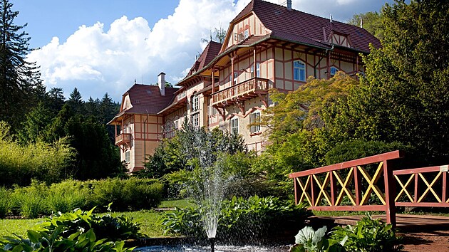 Hotel Jestab byl postaven v roce 1903 jako novostavba v podob bloku s...