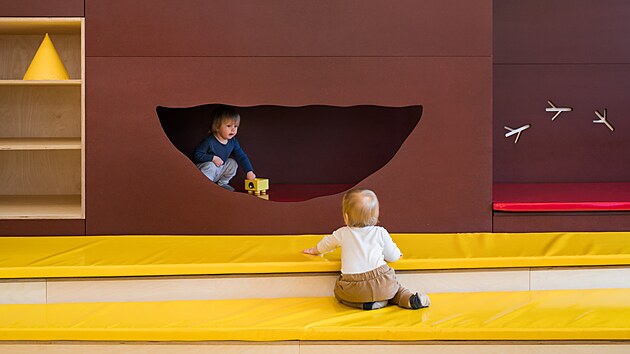 Děti i rodiče oceňují měkké bezpečí na schodech v herně.