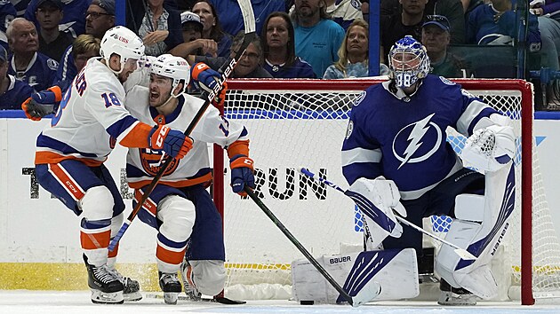 Útočník NY Islanders Matthew Barzal slaví gól proti Tampě, v bráně stál Rus Andrej Vasilevskij.