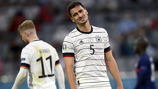 Nmeck obrnce Mats Hummels lituje, e si vstelil vlastn gl.