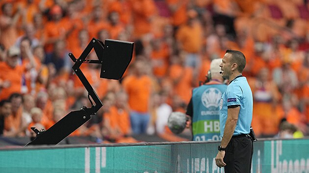Rozhod Orel Grinfeeld kontroluje situaci, zda by mlo Nizozemsko kopat penaltu.