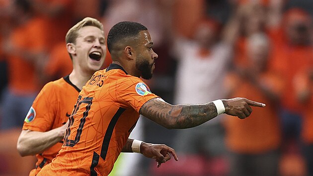 Nizozemec Memphis Depay promnil penaltu.