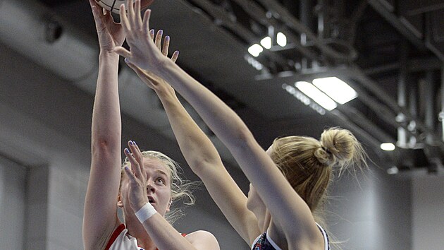 esk basketbalistka Julia Reisingerov bojuje o m s Ivanou Jakubcovou ze Slovenska.