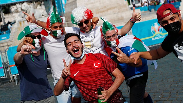 Italt a turet fanouci v m ped zahajovacm duelem fotbalovho Eura mezi Itli a Tureckem.