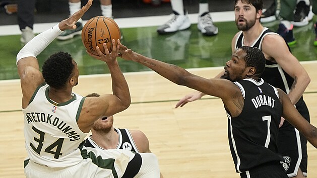 Janis Adetokunbo z Milwaukee stl, zabrnit se mu v tom sna Kevin Durant z Brooklynu.