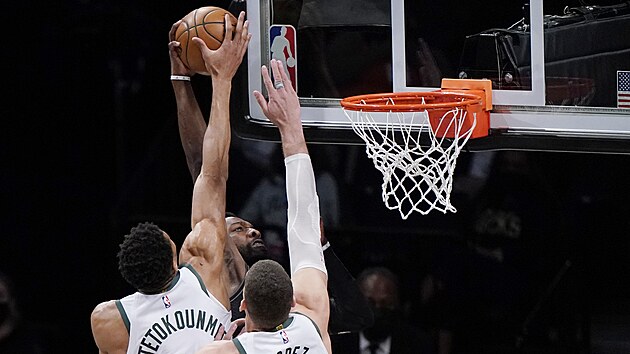 Janis Adetokunbo z Milwaukee blokuje pokus o zakonen v podn Jeffa Greena z Brooklynu.