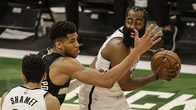 James Harden (vpravo) z Brooklynu se sna prosadit pes brncho Janise Adetokunba z Milwaukee.