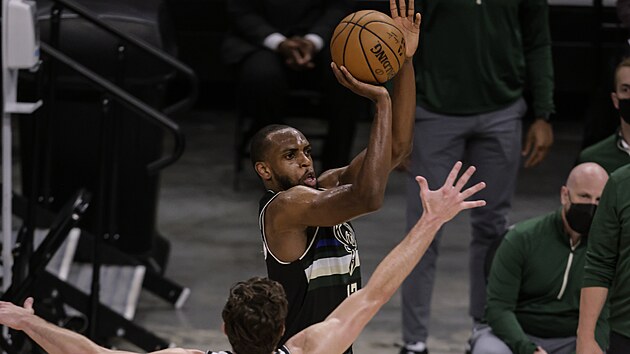 Khris Middleton z Miwaukee stl na ko Brooklynu. Brnit se mu v tom sna Joe Harris.