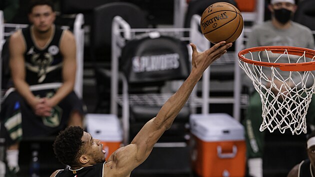 Janis Adetokunbo z Milwaukee zakonuje na ko Brooklynu.