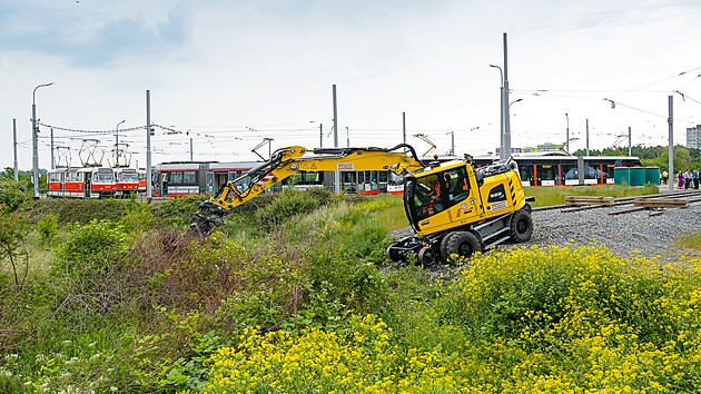 Dopravní podnik hlavního města Prahy začal u smyčky Sídliště Barrandov stavět jeden kilometr dlouhý úsek do Holyně. (11. 6. 2021)