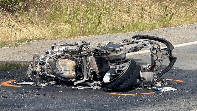 Motorka shořela po srážce s autem u Kojetic na Mělnicku. (15.6.2021)