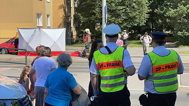 Seniorka nepřežila střet s autobusem na zastávce Petřiny v Praze 6. (17.6.2021)