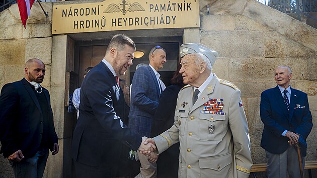Bojovníky z druhé světové války zastupoval příslušník 1. československého armádního sboru Miloslav Masopust. Na fotografii s Tomiem Okamurou (SPD).