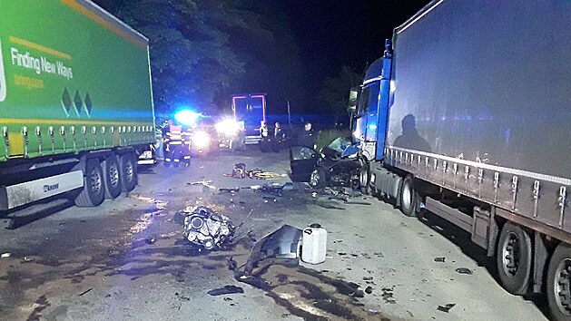 Mladý řidič narazil do kamionu a na místě zemřel, dva spolujezdci utrpěli vážná zranění. Síla nárazu vytrhla motor, který odletěl několik metrů a poničil vedlejší zaparkovaný kamion.