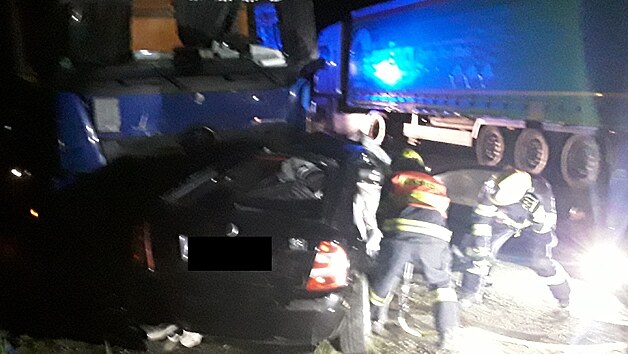 Mlad idi narazil do kamionu a na mst zemel, dva spolujezdci utrpli vn zrann.