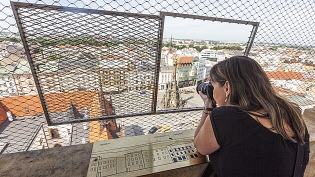 Po t�ech letech budou turist� moci znovu vystoupat na v� olomouck� radnice. Na ochozu opraven� historick� budovy jsou nyn� nov� dalekohledy, informa�n� tabule a pro fotografy pr�hledov� ok�nka v bezpe�nostn� s�ti.