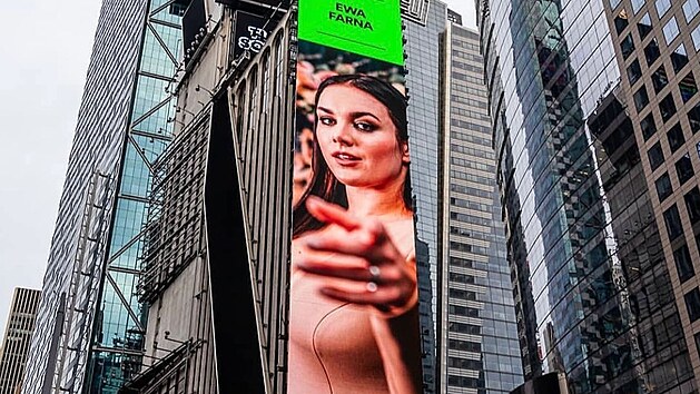 Zpvaka Ewa Farna na obm billboardu na Times Square (2021)