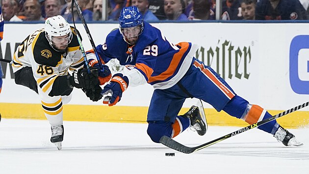 David Krejčí (46) z Bostonu a Brock Nelson z New York Islanders usilují o puk.