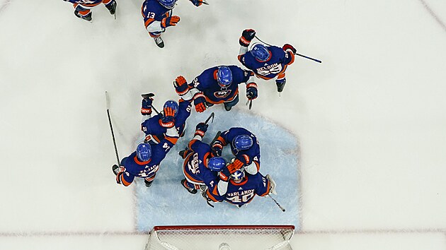 Hokejisté New York Islanders slaví postup přes Boston Bruins.