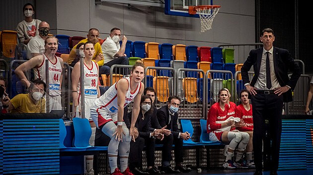 esk basketbalistky a jejich trenr tefan Svitek sleduj zpas.