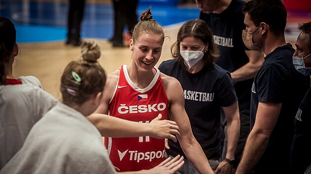 esk basketbalistka Kateina Elhotov se raduje.