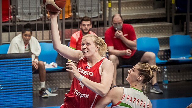 esk basketbalistka Julia Reisingerov (v ervenm) v zpase s Bloruskem. Zakonuje kolem Marije Papovov.
