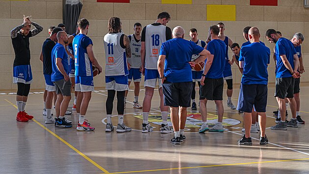 et basketbalist na trninku, chystaj se na olympijskou kvalifikaci.