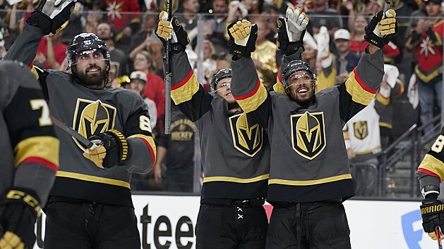 Hokejist Vegas Golden Knights oslavuj postup do konferennho finle.