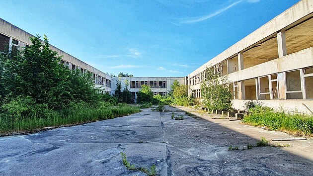 Bývalá škola pro sovětské děti v Ploužnici. Atrium zarůstá náletovými dřevinami.