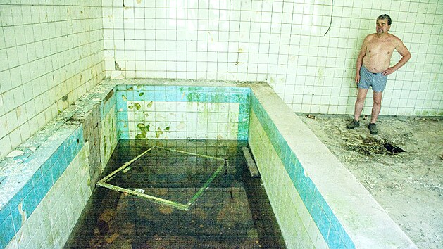 Luboš Hudeček občas navštěvuje někdejší saunu s ochlazovacím bazénkem. Překvapivě zachovalá stavba.