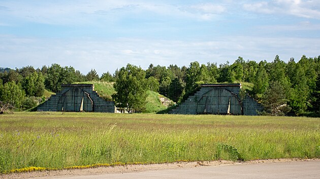 Úly, čili hangáry pro sovětské MiGy. Dnes slouží různým soukromníkům jako sklady.