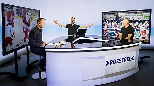Robert Reichel (vpravo) v diskuzním pořadu Rozstřel, uprostřed je moderátor Karel Knap, vlevo reportér iDNES.cz Robert Sára.