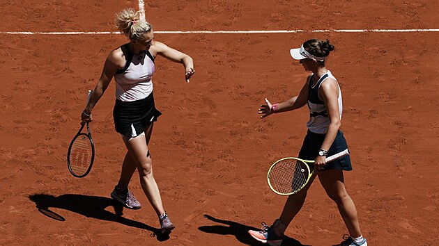 Barbora Krejkov (vpravo) a Kateina Siniakov se raduj ve finle tyhry na Roland Garros.