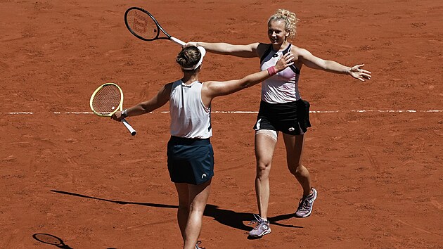 Barbora Krejkov (zdy) a Kateina Siniakov slav triumf ve finle tyhry na Roland Garros.