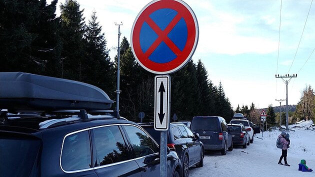 Auta parkujc v zkazu komplikuj prjezd zchran pes sedlo na erlichu (2. 1. 2020).