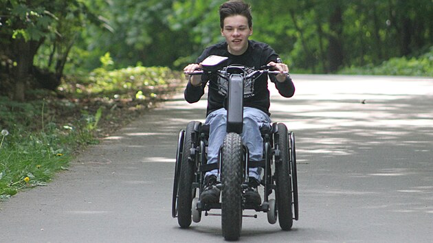 Rodina s hendikepovaným chlapcem z Jeřic se zapojila do sportovní výzvy, jeho učitele to inspirovalo ke sbírce na vozík.